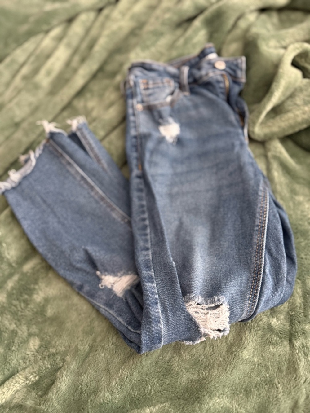 Old Navy Distressed Blue Women’s cropped Jeans - Classic Denim Look